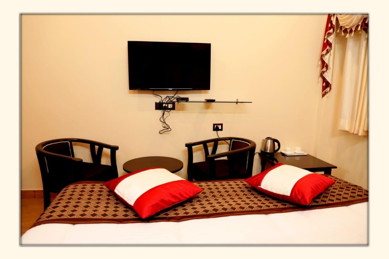The Ranikhet Continental Hotel ภายนอก รูปภาพ